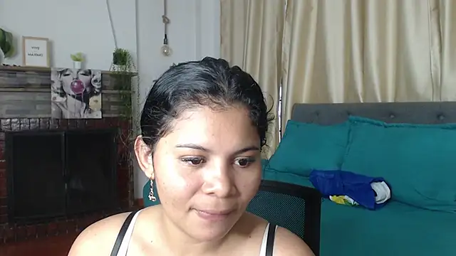Snapshot of Emma_hassani chatting on 05-19-26, 06:58 Emma hassani online show from 05-19-26, 06:58