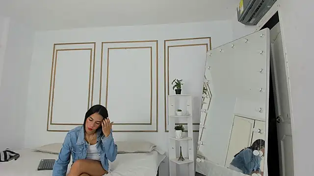 emily gaviria1 online show from 03-26-26, 12:11