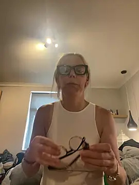 Snapshot of Amelie_BlondeXX chatting on 07-16-26, 12:33 Amelie BlondeXX online show from 07-16-26, 12:33