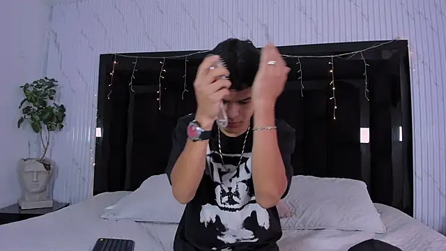 DylanRoyce  online show from 03-25-26, 12:44