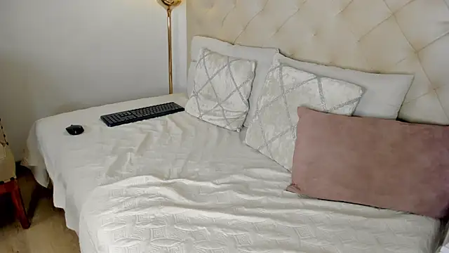 nina joyce online show from 04-18-26, 08:09