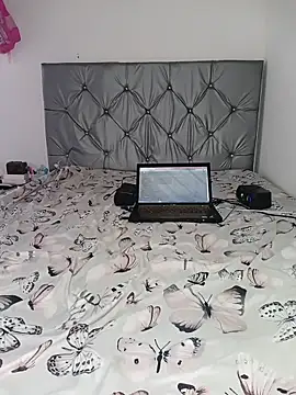 Snapshot of safiya__emira chatting on 05-20-26, 02:23 safiya emira online show from 05-20-26, 02:23