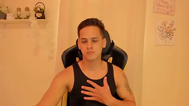 Snapshot of sexy_andres01 chatting on 05-08-26, 04:34 sexy andres01 online show from 05-08-26, 04:34