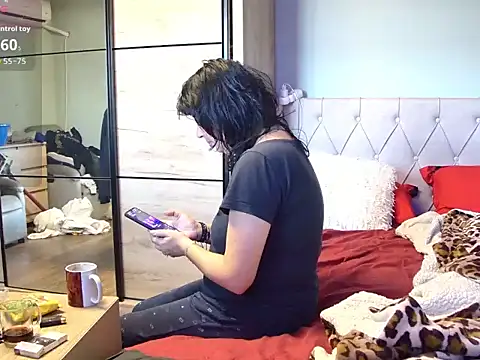 Snapshot of tess1980 chatting on 02-25-26, 06:01 tess1980 online show from 02-25-26, 06:01