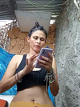 Snapshot of yuliitza4 chatting on 06-21-26, 04:53 yuliitza4 online show from 06-21-26, 04:53