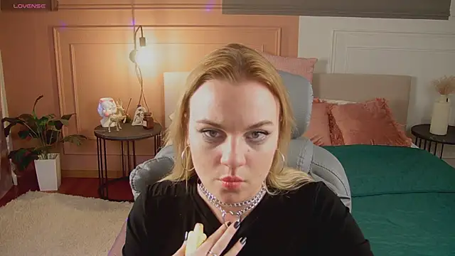 Glow Margo online show from 04-06-26, 12:52