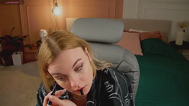 Glow Margo online show from 04-12-26, 01:10