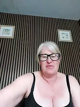 FlirtyFleur-x online show from 05-18-26, 12:55