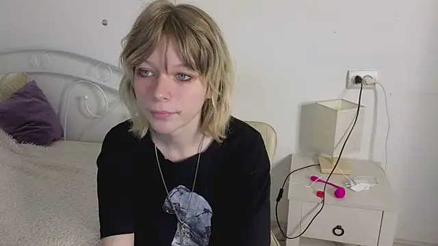 Snapshot of MollySally chatting on 06-12-26, 04:11 MollySally online show from 06-12-26, 04:11