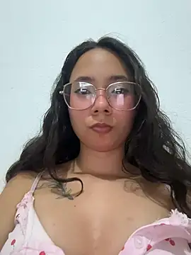 Snapshot of Aliciaa-petite chatting on 07-21-26, 03:20 Aliciaa-petite online show from 07-21-26, 03:20