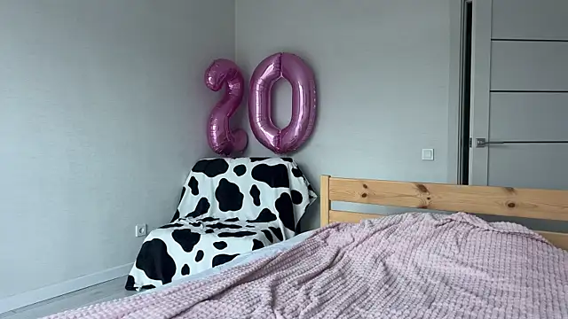 Lolatatee online show from 04-01-26, 03:51