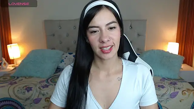 Snapshot of emiily_skinny chatting on 04-10-26, 03:23 emiily skinny online show from 04-10-26, 03:23