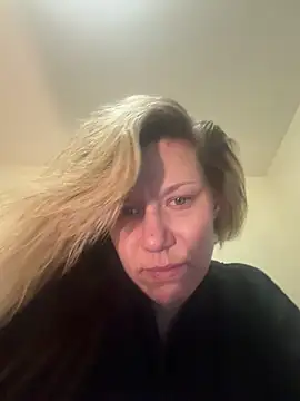 Snapshot of Darkcrowncouple chatting on 03-12-26, 08:53 Darkcrowncouple online show from 03-12-26, 08:53