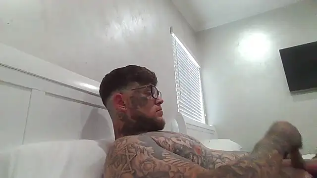 Snapshot of Darkcrowncouple chatting on 03-16-26, 12:49 Darkcrowncouple online show from 03-16-26, 12:49