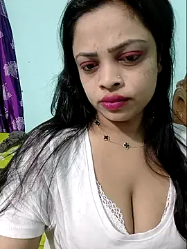 Snapshot of Beauty-3 chatting on 04-24-26, 11:40 Beauty-3 online show from 04-24-26, 11:40