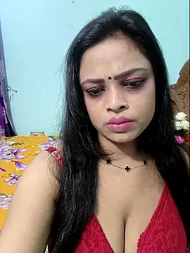 Snapshot of Beauty-3 chatting on 05-13-26, 07:00 Beauty-3 online show from 05-13-26, 07:00