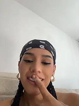 Snapshot of Mia-villalobos chatting on 07-15-26, 02:22 Mia-villalobos online show from 07-15-26, 02:22