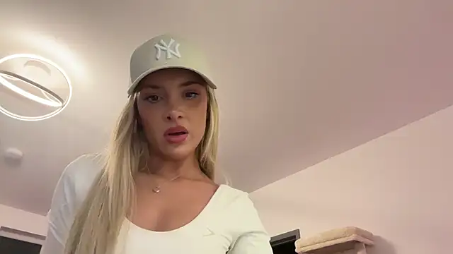 Snapshot of Naughtyblondex chatting on 06-01-26, 11:28 Naughtyblondex online show from 06-01-26, 11:28