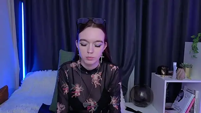 SunyLily online show from 06-20-26, 06:38