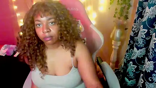 Snapshot of Goddess_MercedesRedd chatting on 04-11-26, 02:21 Goddess MercedesRedd online show from 04-11-26, 02:21