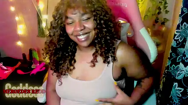 Snapshot of Goddess_MercedesRedd chatting on 05-11-26, 02:01 Goddess MercedesRedd online show from 05-11-26, 02:01