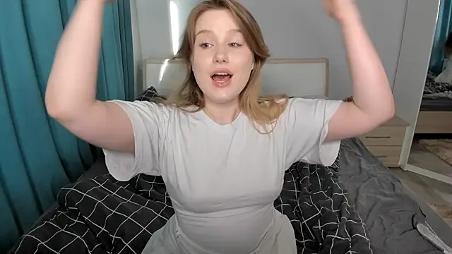 Snapshot of JennyHardy chatting on 05-19-26, 02:23 JennyHardy online show from 05-19-26, 02:23