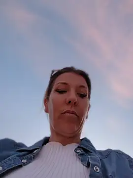 ManuelaX online show from 04-19-26, 06:54