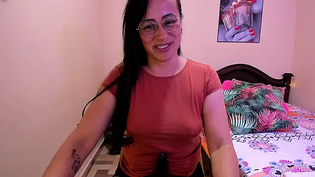 Snapshot of sara_florez12 chatting on 05-11-26, 04:04 sara florez12 online show from 05-11-26, 04:04