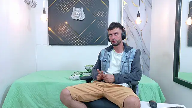Snapshot of KingOfTemptation chatting on 06-10-26, 04:01 KingOfTemptation online show from 06-10-26, 04:01