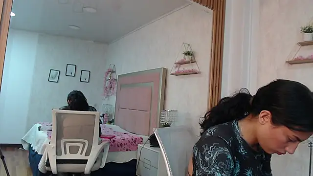 Snapshot of Madii_ chatting on 05-08-26, 11:48 Madii online show from 05-08-26, 11:48