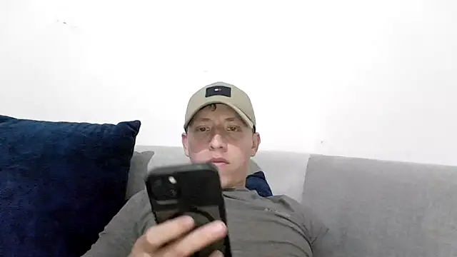 Snapshot of paulcevallos05 chatting on 05-27-26, 04:31 paulcevallos05 online show from 05-27-26, 04:31
