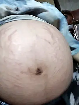 Snapshot of qczb1012 chatting on 04-10-26, 12:43 qczb1012 online show from 04-10-26, 12:43