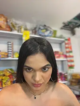 Snapshot of Bella-Ferrer chatting on 05-27-26, 06:16 Bella-Ferrer online show from 05-27-26, 06:16