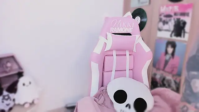 shes creepy online show from 04-03-26, 10:13