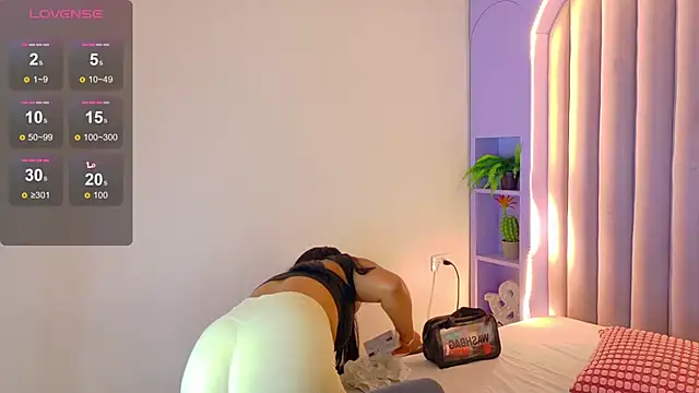 Snapshot of Meganlove__ chatting on 06-20-26, 02:47 Meganlove online show from 06-20-26, 02:47