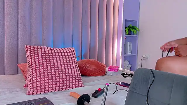 Snapshot of Meganlove__ chatting on 07-08-26, 02:49 Meganlove online show from 07-08-26, 02:49