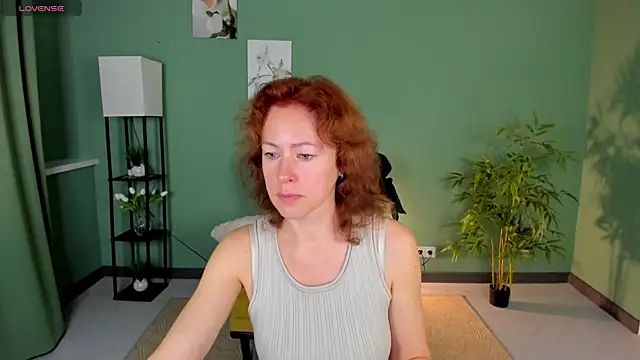 Snapshot of LeticiaRomano chatting on 06-19-26, 04:06 LeticiaRomano online show from 06-19-26, 04:06
