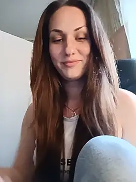 Snapshot of LunaCrystall chatting on 05-19-26, 03:40 LunaCrystall online show from 05-19-26, 03:40