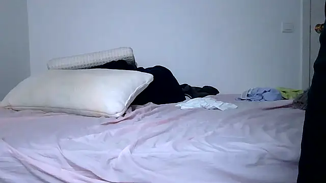 Snapshot of yanick931 chatting on 07-17-26, 06:42 yanick931 online show from 07-17-26, 06:42
