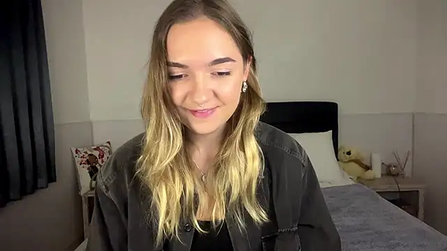 Snapshot of RoxyWet chatting on 07-15-26, 03:28 RoxyWet online show from 07-15-26, 03:28