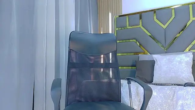 Oliver bigblack cock online show from 03-18-26, 06:00