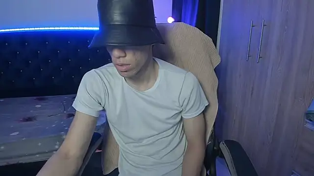 Josy 11 online show from 04-12-26, 02:49