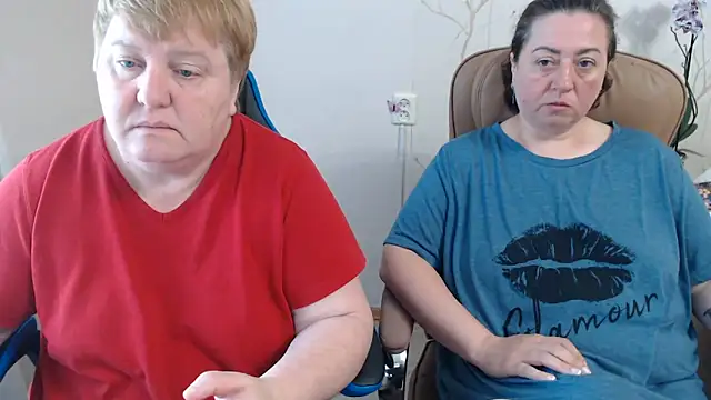 Snapshot of Lindy-Jeanie chatting on 06-07-26, 07:01 Lindy-Jeanie online show from 06-07-26, 07:01