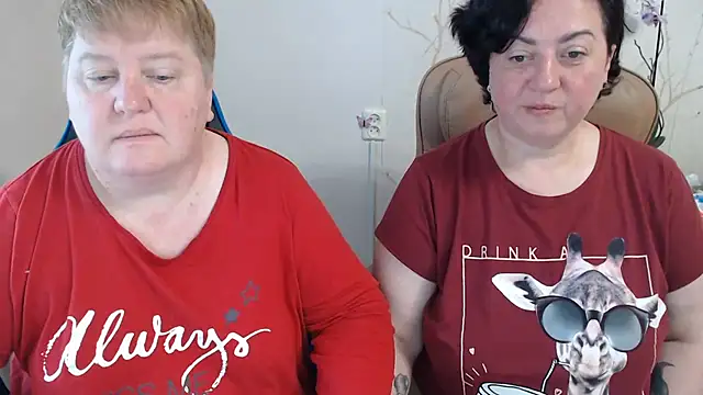 Snapshot of Lindy-Jeanie chatting on 06-12-26, 08:35 Lindy-Jeanie online show from 06-12-26, 08:35