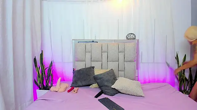 Cherry Scarlet  online show from 05-22-26, 11:32