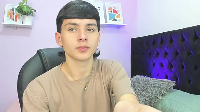 Snapshot of Andrew_restrepoo chatting on 06-16-26, 03:47 Andrew restrepoo online show from 06-16-26, 03:47