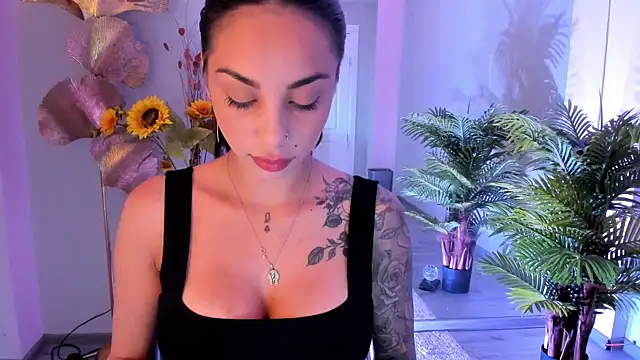 Snapshot of MissSiennaa chatting on 06-25-26, 04:56 MissSiennaa online show from 06-25-26, 04:56