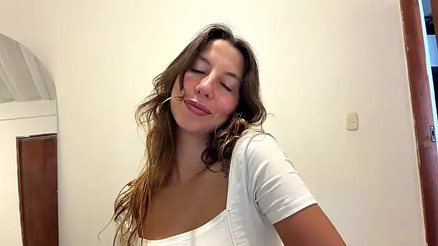 Snapshot of Julieta_Jol chatting on 04-21-26, 01:39 Julieta Jol online show from 04-21-26, 01:39