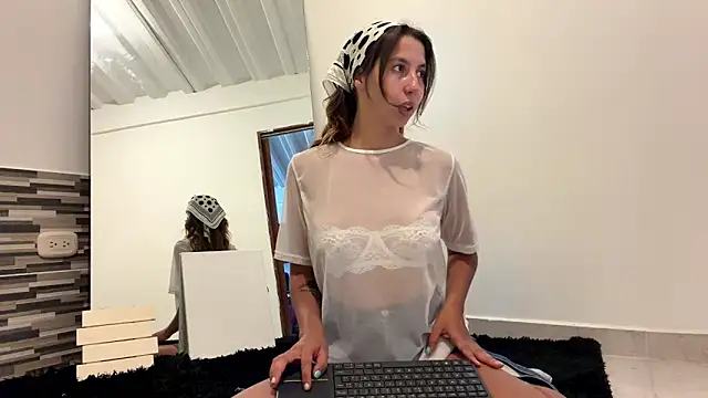 Snapshot of Julieta_Jol chatting on 04-22-26, 02:07 Julieta Jol online show from 04-22-26, 02:07