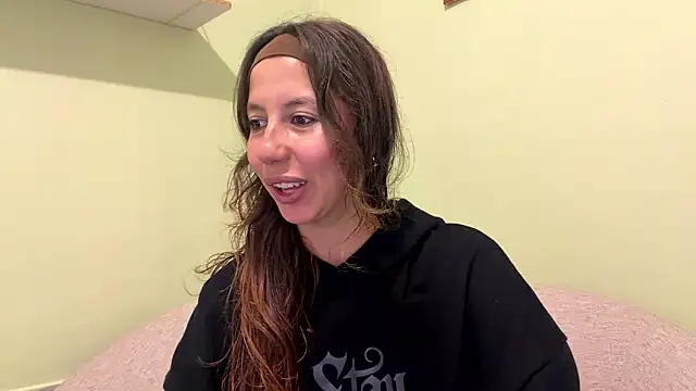 Snapshot of Julieta_Jol chatting on 05-05-26, 01:30 Julieta Jol online show from 05-05-26, 01:30